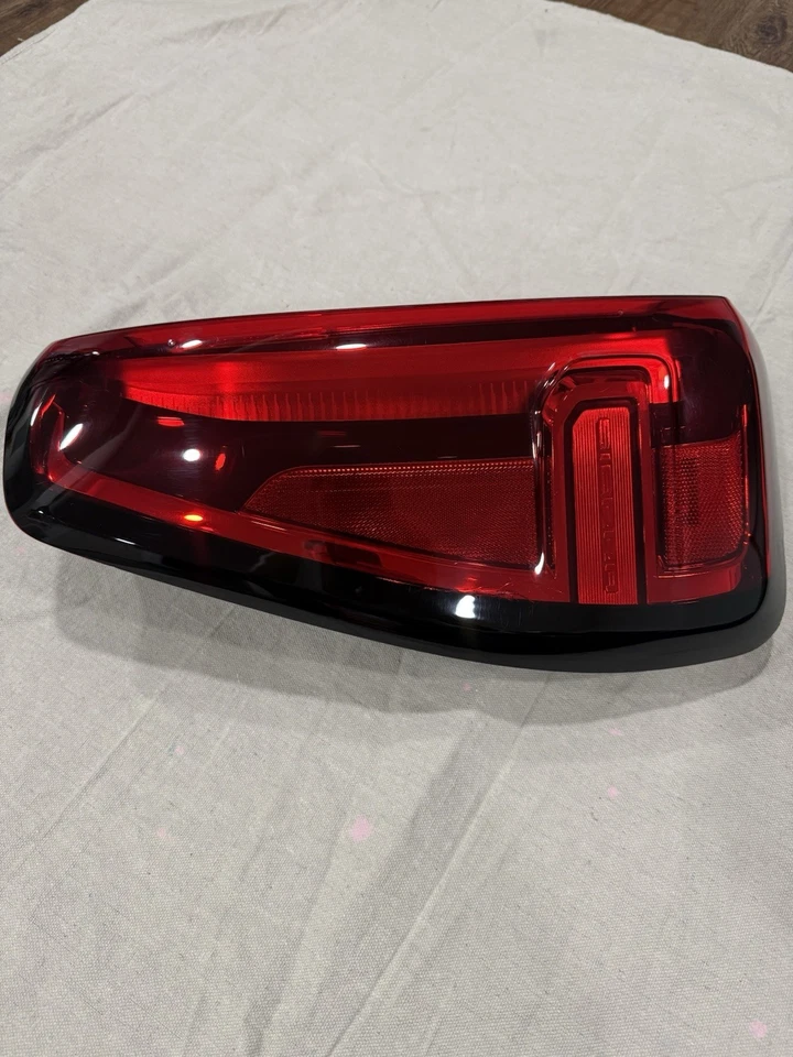 PASSENGER RT TAILLIGHT LAMP LED: 2020 - 2023 GMC SIERRA 2500HD/3500HD - Image 3 of 4