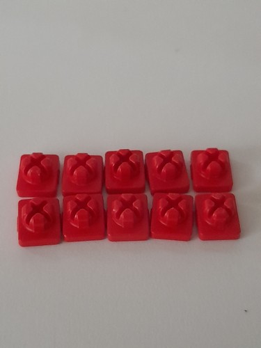 Ensemble de feuille vierge réaliste attachée à une punaise rouge.Vector