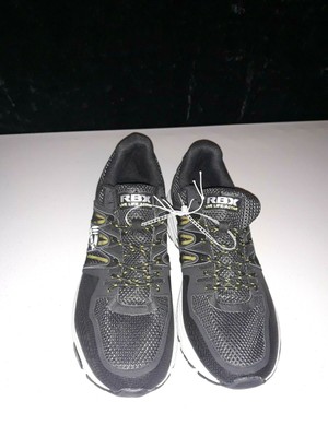 comfortable black tennis shoes