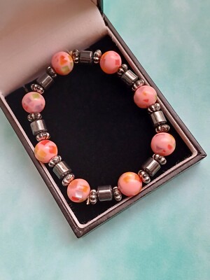Modernes silberfarbenes & rosa quadratisches Muster Perlen Stretch Armband