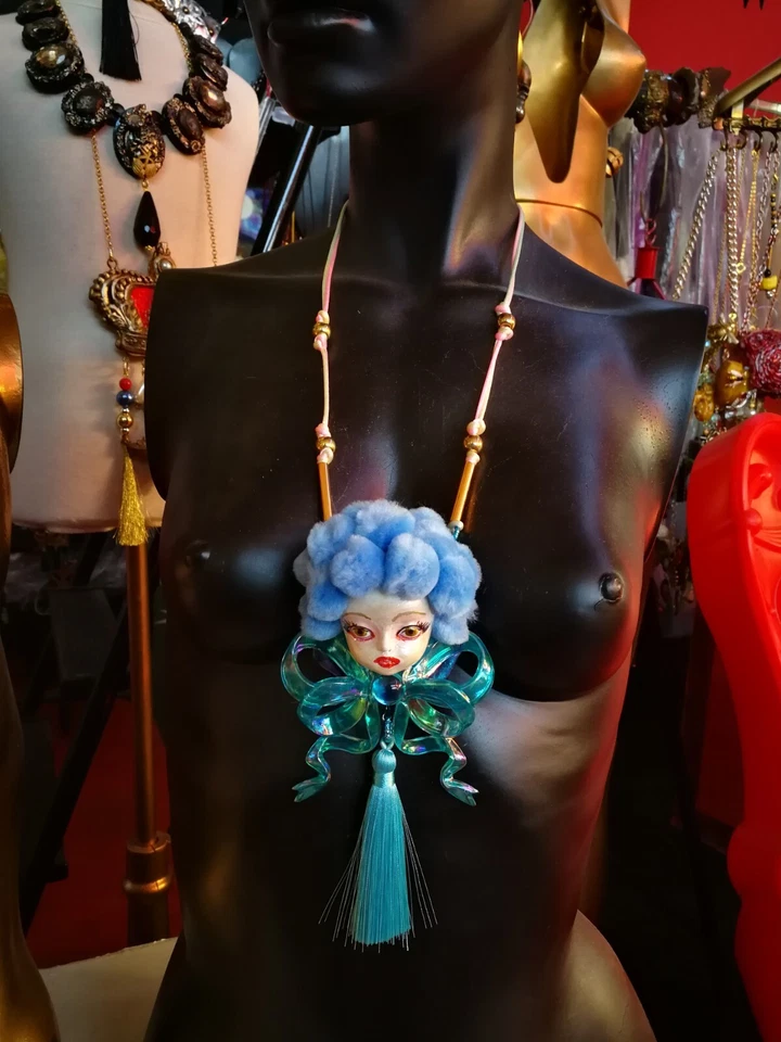 Hada Azul Belle Epoque Joyería Art Deco Nouveau Muñeca Cabeza Colgante Escama Arco Babero Foto 3 de 4