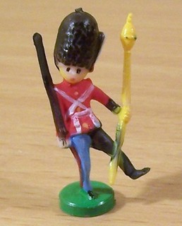 Ü Ei Altfiguren Bärenfellmützen 1977 mit Gewehr und Stab Original RAR