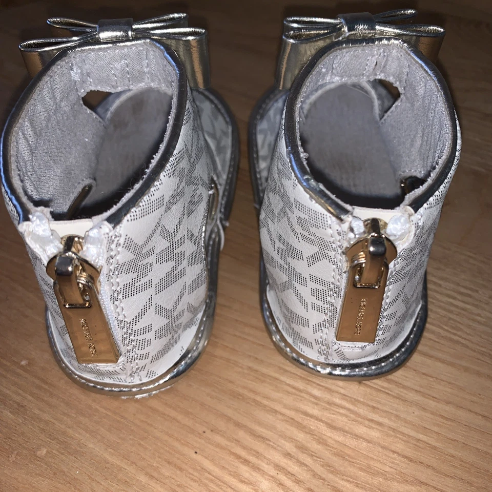 Michael Kors Bebé Tilly Dahnia Infantil Niñas "MK" Sandalias Planas Talla 1 Foto 2 de 4