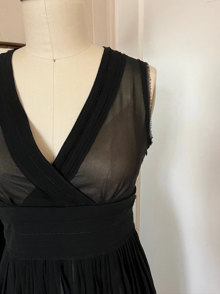 Vestido sin mangas Banana Republic de seda transparente con satén dorado para mujer talla 6 Foto 2 de 4