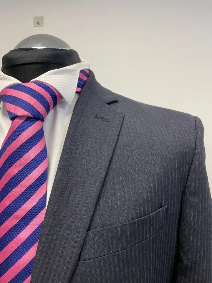 VERSACE 2PC SUIT WOOL BLEND W. STRETCH IN NAVY STRIPE 40R TRS W36 L38 BNWT (0027 - Image 3 of 4