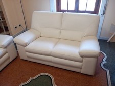 Vendo salotto in pelle colore bianco opaco, composto da due divani da 3 e 2...