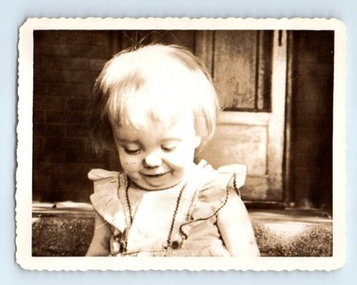 Old Vintage Photo CLOSE UP CANDID PORTRAIT OF SMILING GIRL SNAPSHOT