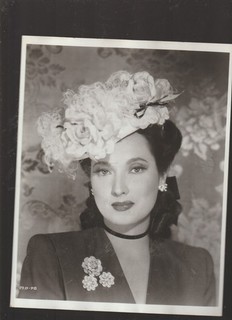 8X10 B&W PHOTO OF CLOSE UP MERLE OBERON FLORAL HAT