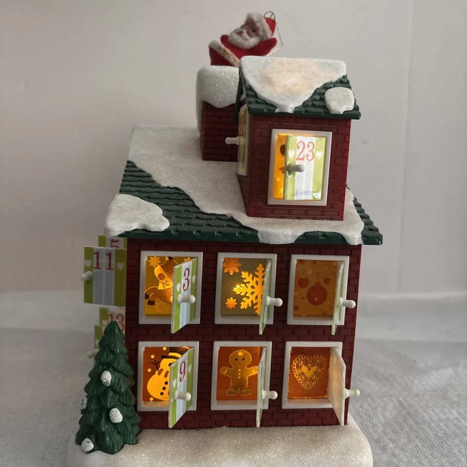 Avon Cuenta Regresiva para Luces de Navidad Calendario de Adviento Musical Casa con Papá Noel De Colección Foto 4 de 4