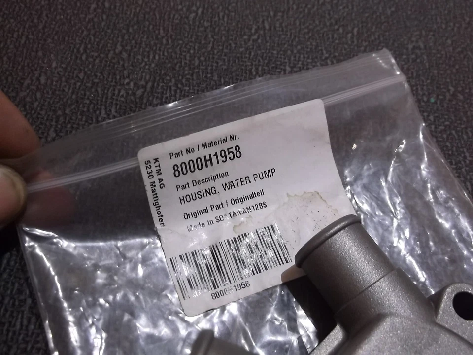 Husqvarna TE630 SMS630 nueva cubierta de bomba de agua 2010 2011 8000H1958 Foto 2 de 3