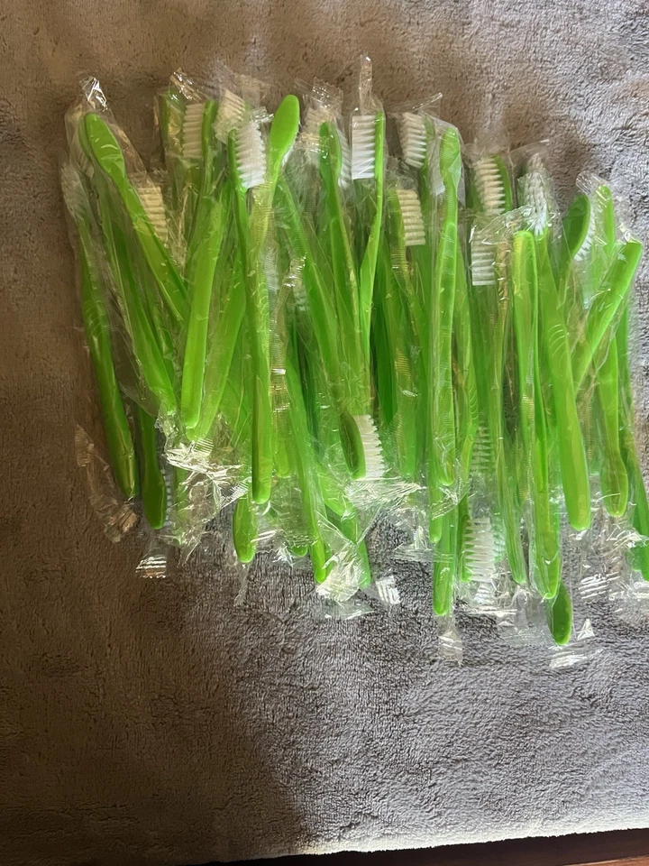 Pacote com 50 escovas de dentes descartáveis opções de cor azul, amarelo ou verde - Imagem 3 de 3