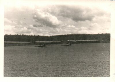 Foto, WK2, FFS - Neudorf O.S./Nowa Wieś, d. Flugplatz im Morgengrauen, 5026-1424