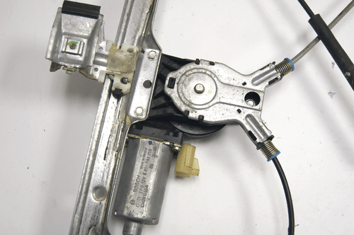 2004-2008 Pontiac Grand Prix Front Left Window Regulator W/Motor Used 15934641 - Picture 3 of 7