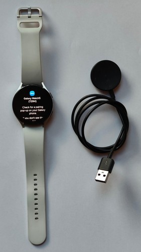 Samsung Galaxy Watch 5 44mm Aluminiumgehäuse-Silber mit Sportarmband in Weiß...