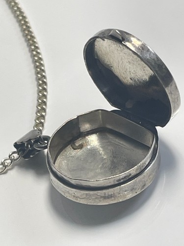 Antique Victorian sterling silver round locket and '925' chain necklace 7.54g - Picture 9 of 17