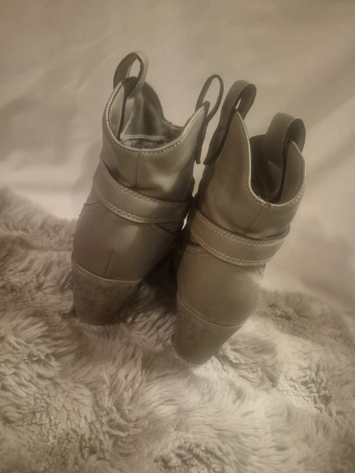 Rocket Dog Women’s Ankle Boots 9.5 Taupe Faux Leather Strap Western Booties - Image 4 of 4