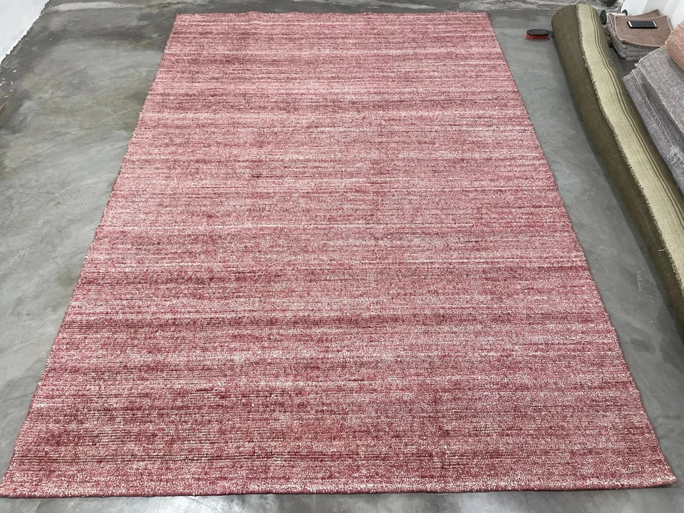 Alfombra hecha a mano de diseño con telar de bambú seda y lana color rojo y beige Foto 3 de 4