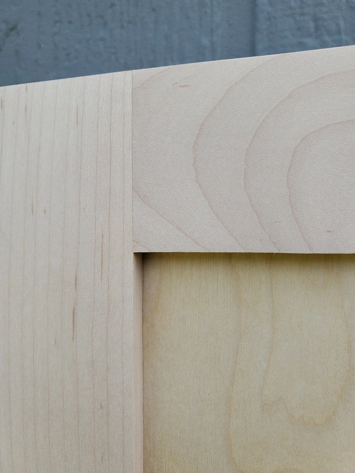 Puertas de gabinete estilo coctelera de arce $13,00 sq. pie Foto 2 de 4