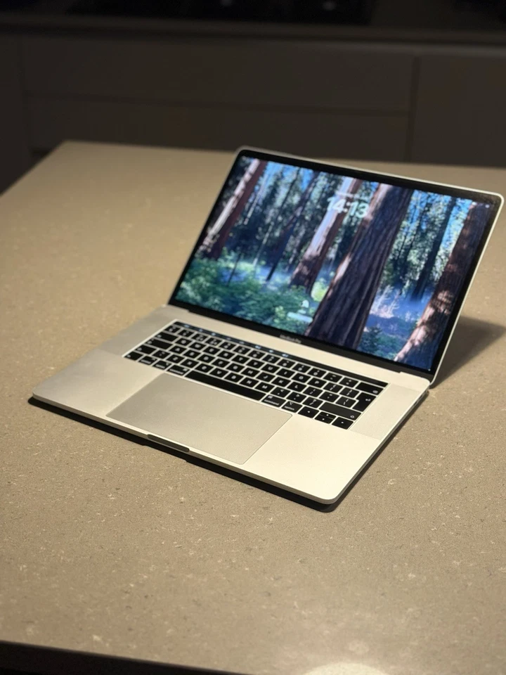 Apple MacBook Pro 15" 2018 · i7 · 8GB · 256GB, photo 1 of 5