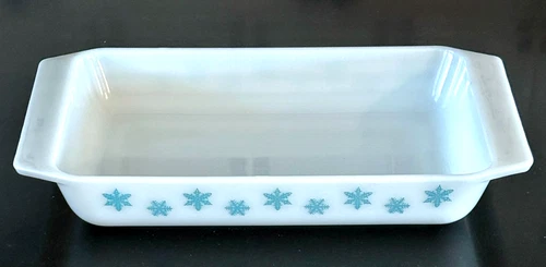 Vintage Pyrex White with Aqua Snowflake Space Saver Casserole 1 1/4 Qt 548B NICE