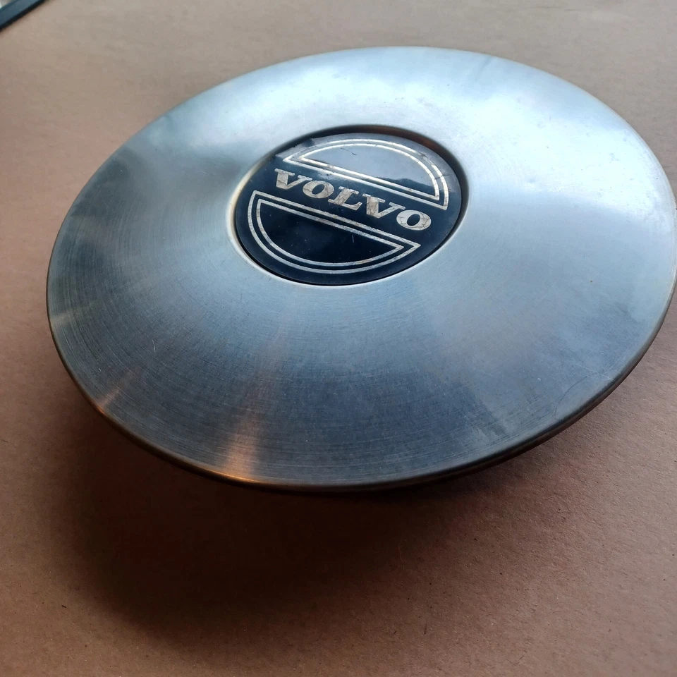 Tampa central Volvo 740 760 1985-1990 peça # 70157, 9 5/8" diâmetro, logotipo preto 01 - Imagem 2 de 3