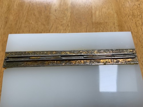 Antike französische weiße Opalglas Schmuckschatulle/Schminktischdose/Ormolu Halterungen - Bild 4 von 9