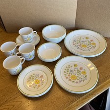 Vintage Corelle Meadow 28-Piece Dinnerware Set 4-Places, 7 Pieces Per Set 1970s