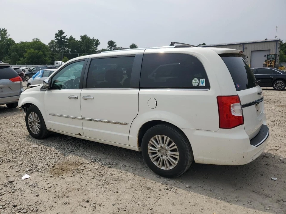 Used Rear Bumper Assembly Rear fits: 2013 Chrysler Town & country w/o tow packag Foto 2 de 4