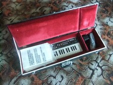 Casio MT-70 Keyboard in UNIQUE BOX + operation manual etc. (MT-70 not working).
