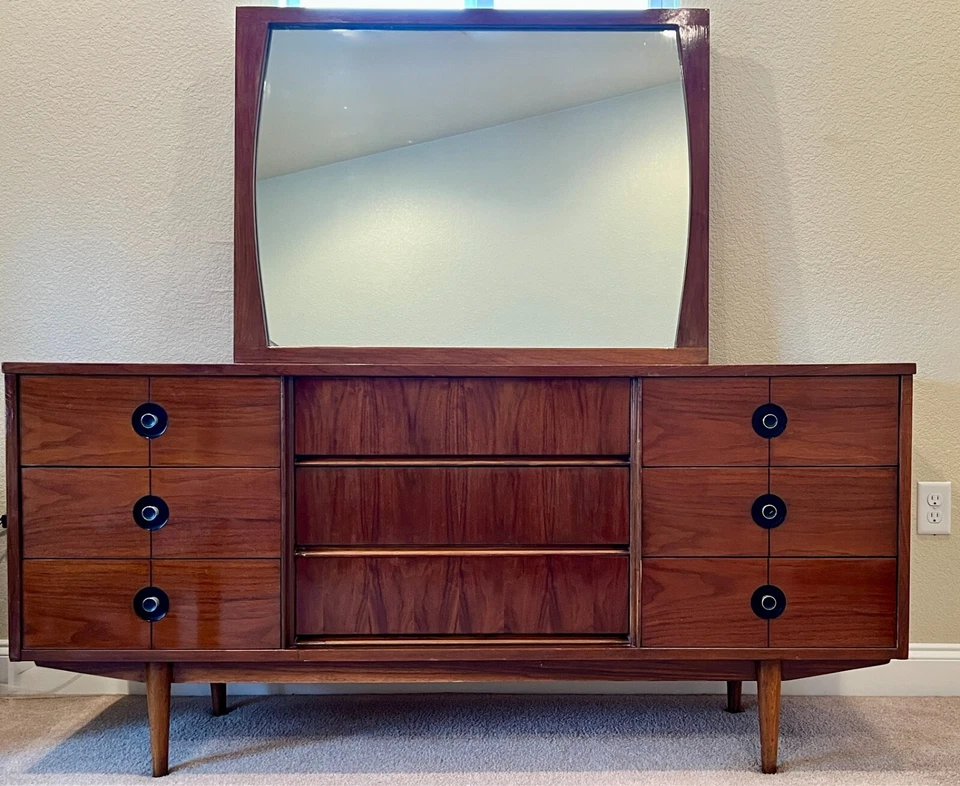 Mid-Century Modern Lowboy Dresser with Tapered Legs, Original, Early 1960s - Image 3 of 4