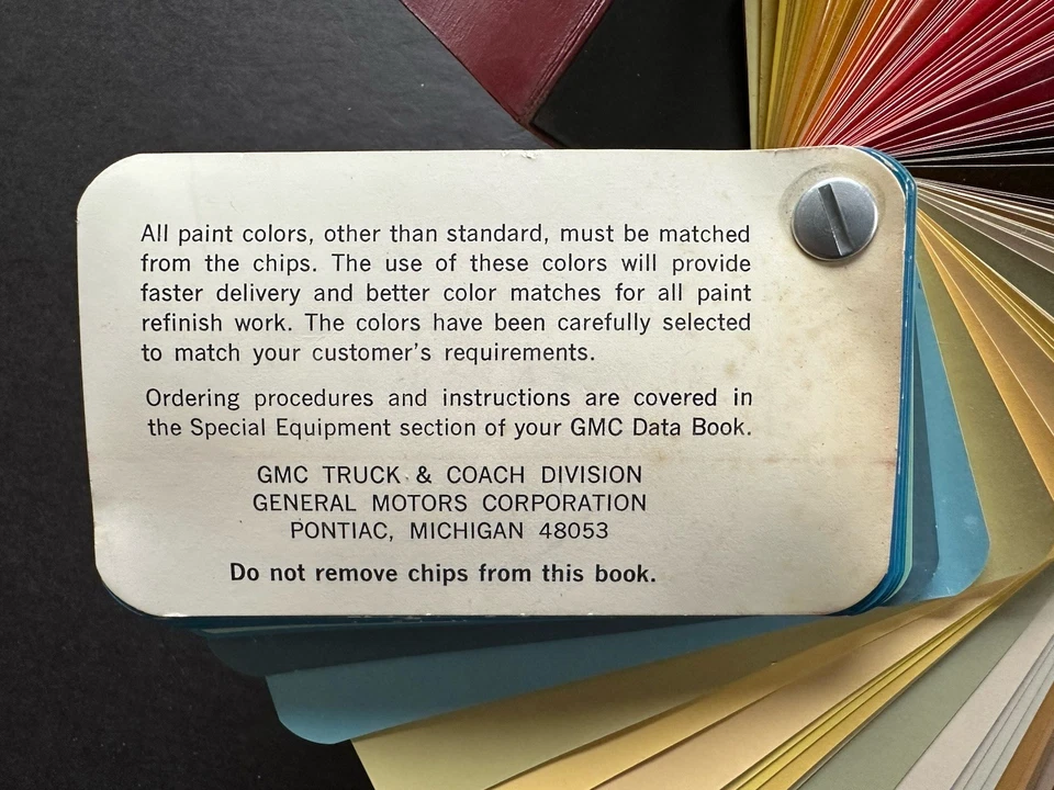Folleto de ventas de concesionarios colores especiales flota de camiones GMC originales astillas de pintura Foto 4 de 4