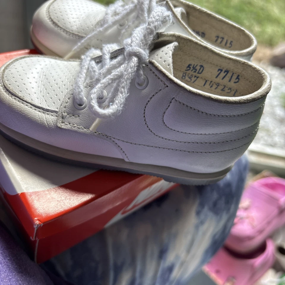 Stride Rite Walker Shoes Size 5 1/2  d White Vintage , moccasin - Image 2 of 4