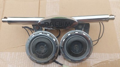 Blinkerhalter vorn mit Emblem Hupe Daelim VL Daystar Chromring