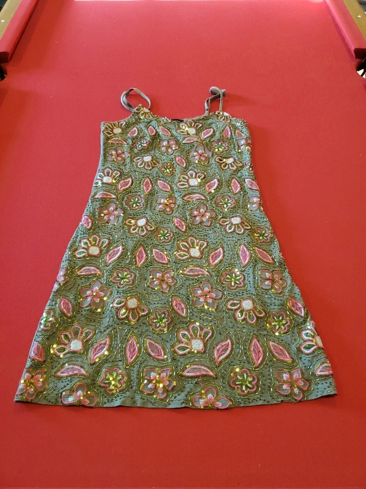 Vestido INC International Concepts floral bordado com miçangas forrado rosa verde tamanho M - Imagem 3 de 4