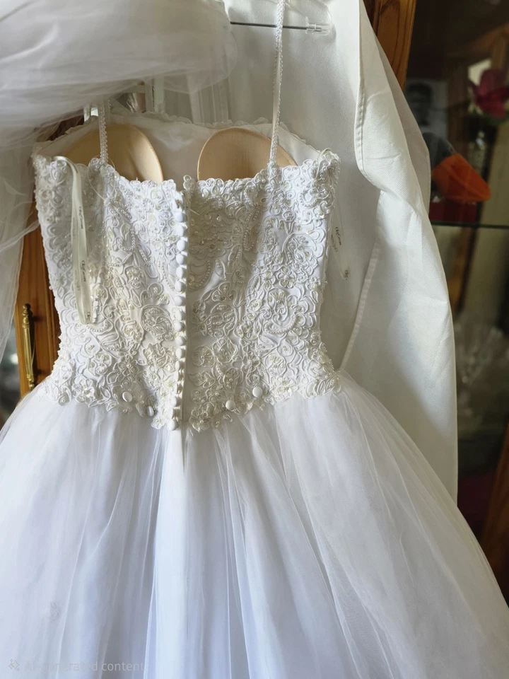 Wedding Dress.  Oleg Casini  84270.   Size 4 Plain Vail Included - Image 3 of 4