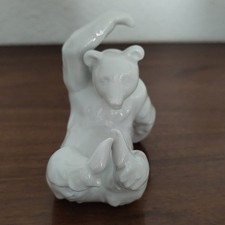 KPM Berlin Porzellan Figur Spielender B&auml;r Elegantes Wei&szlig;porzellan
