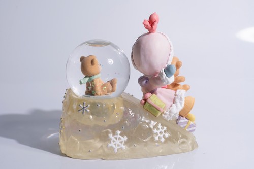 Enesco 2000 PRECIOSOS MOMENTOS ""DESLIZÁNDOSE EN LA TEMPORADA"" OSO DE PELUCHE GLOBO DE NIEVE - Imagen 3 de 9