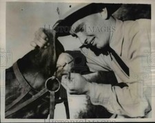 1938 Press Photo Arthur Collins examines the teeth of Dynamite to know her age