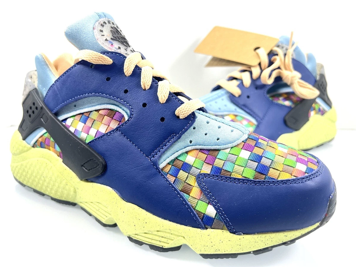 Navy blue top and yellow huaraches