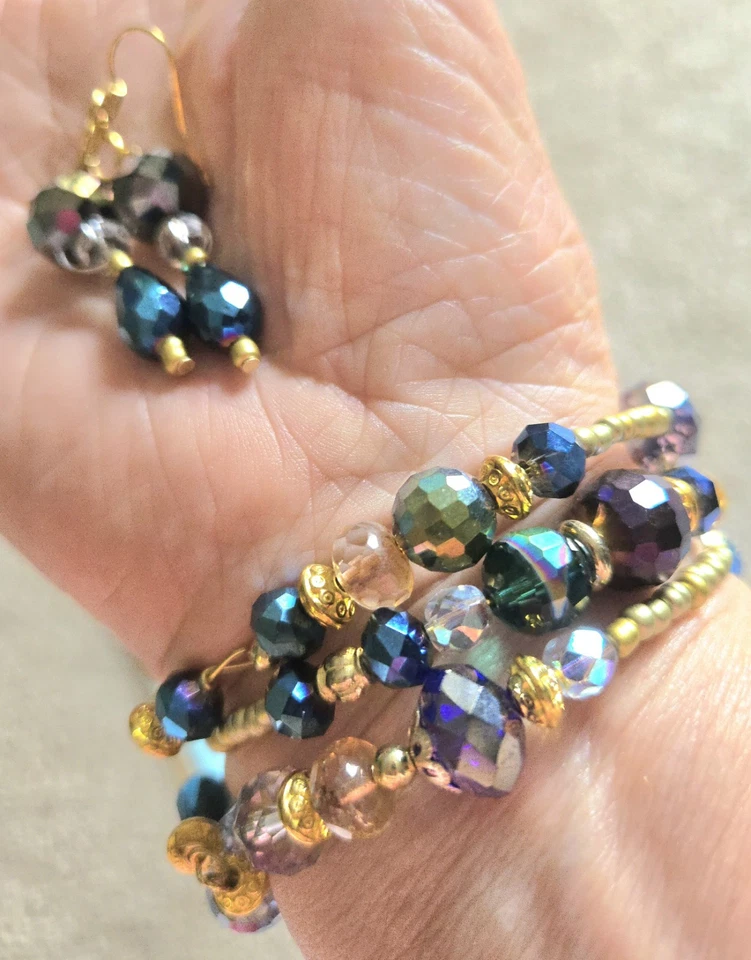 Pulseira e brincos combinando feitos à mão de contas douradas e azuis... - Imagem 3 de 4