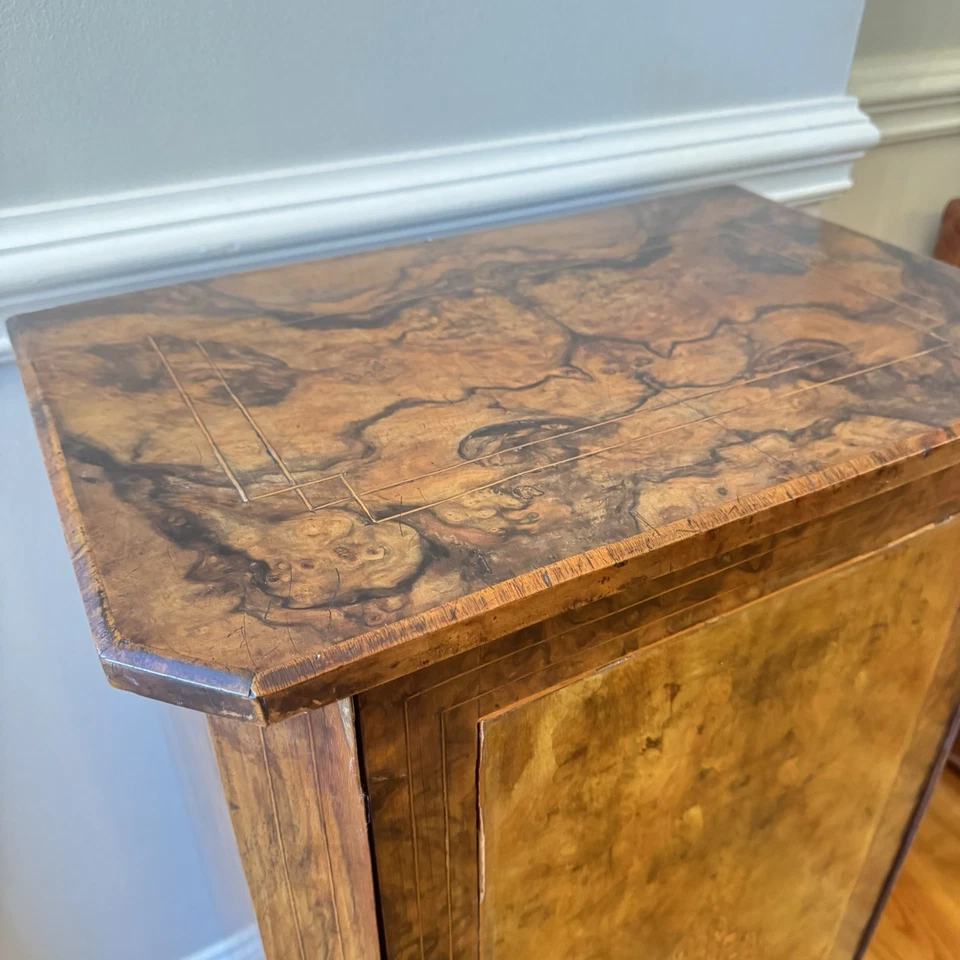 Armario de marquetería de nogal burl del siglo XIX French Philippe con llave antiguo Foto 4 de 4