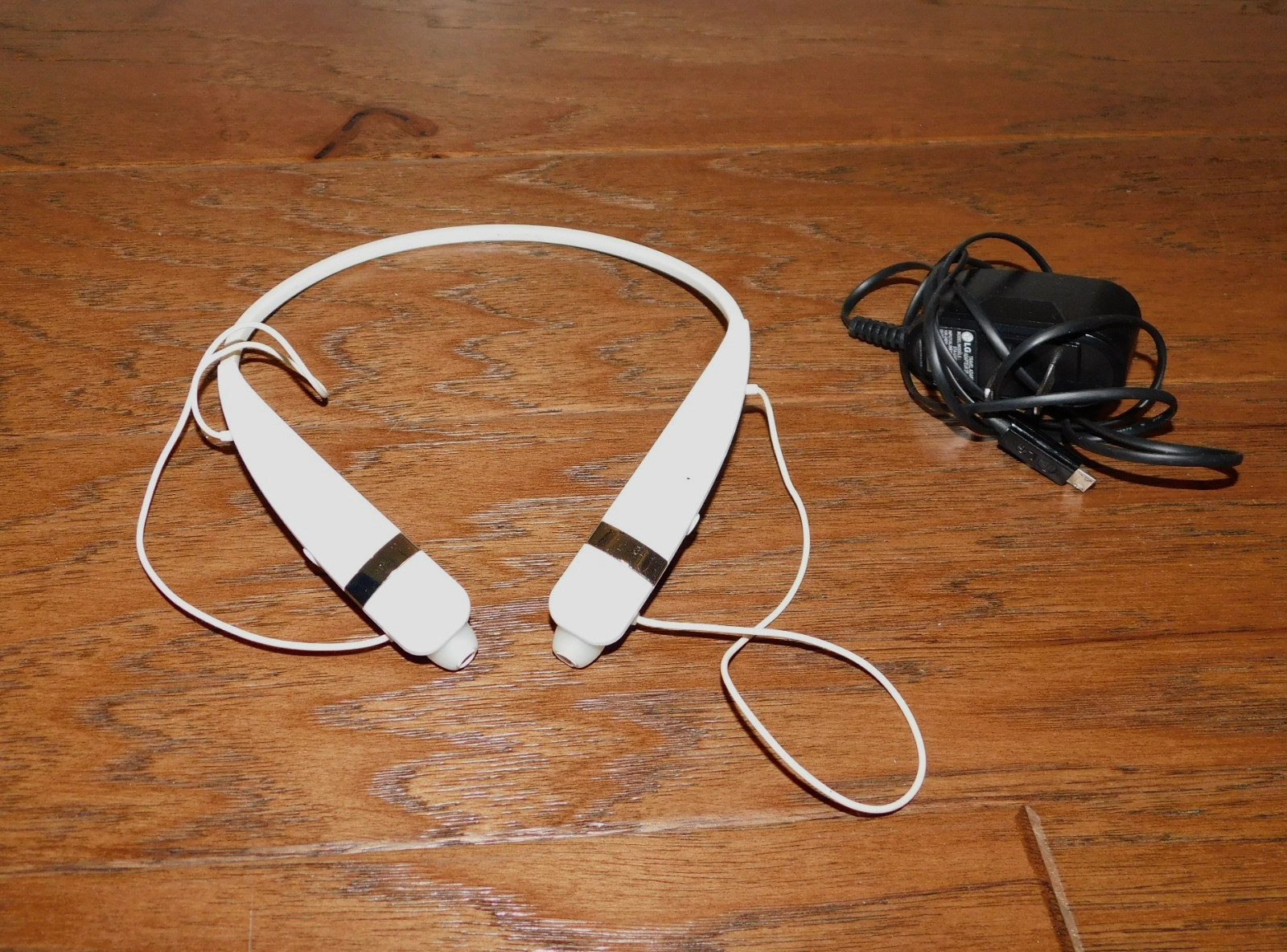 LG Wireless Bluetooth Headphones Headset HBS 760 w/Charger W