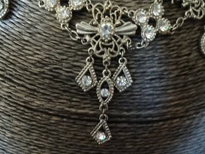 COLLIER TOUR DE COU PLASTRON EN FILIGRANE CHAÎNE ARGENTEE+STRASS BLANCS