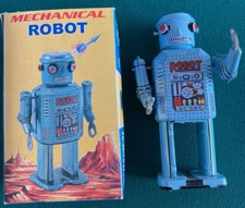 MECHANICAL WALKING ROBOT WIND-UP TOY NEW IN BOX WITH KEY FUN FOR ALL AGES...  