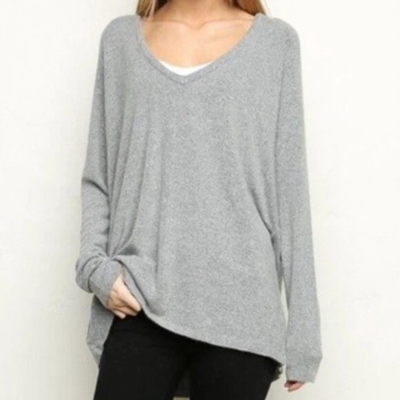 Suéter Brandy Melville Mezcla de Lana Gris Suave Cuello en V Cálido Difuso De Gran Tamaño Foto 3 de 4