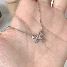 Collana con ciondolo fiocco alla moda in oro bianco per accessorio moda donna