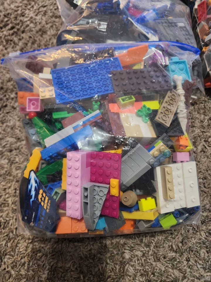 LEGO Lote a granel de 6 bolsas de 1/2 galón aproximadamente 18 libras. Mini figuras, bloques, etc. Foto 4 de 4