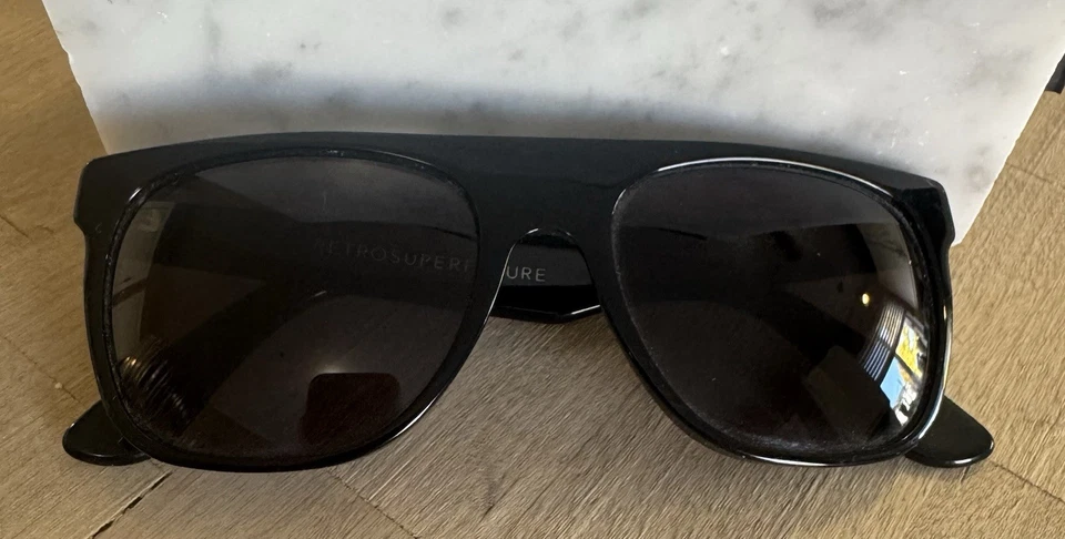 Солнцезащитные очки унисекс RetroSuperFuture черное золото плоский верх ацетатная оправа б/у в отличном состоянии - Изображение 2 из 4