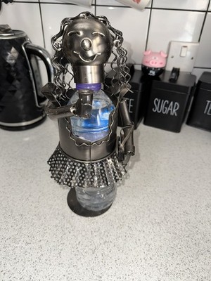 BRUBAKER Metall Weinflaschenhalter Dame gewelltes Haar A1