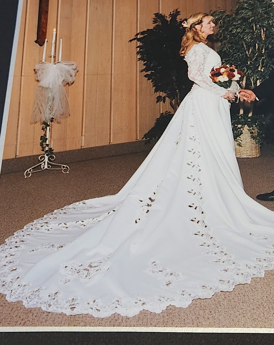 Oleg Cassini Long Sleeved Wedding Gown With Detachable Train Size